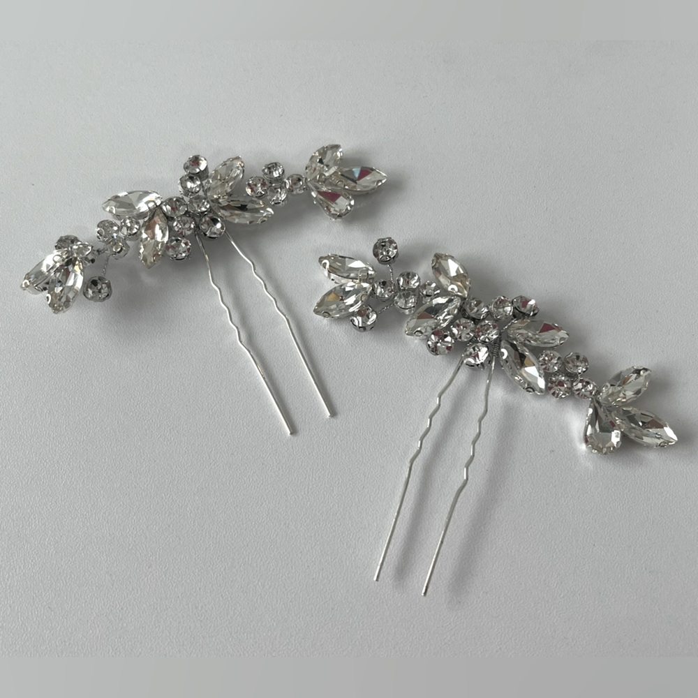 2 hair pins